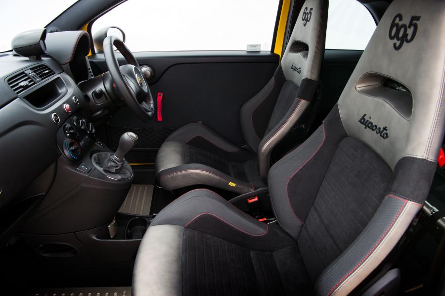 Интерьер Abarth 695 Biposto Record (312) 2015 года  (UK) (фото 26 из 31)